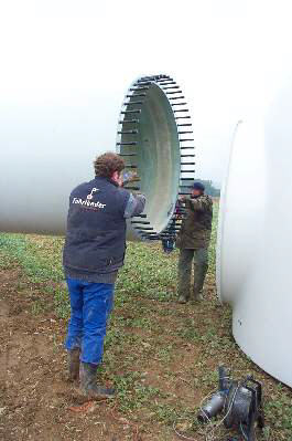 Die Flgel werden mit der Narbe verschraubt