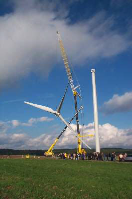 Langsam wird der Rotor mit einem Hilfskran aufgerichtet