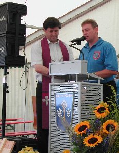 Volker Mackert und Pfarrer Rencik am Rednerpult